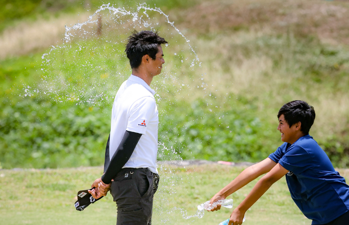 Steady Suzuki soars in the wind, nails JPGT Splendido crown